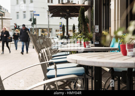 ESSEN, Deutschland - 25. Januar 2017: Trotz der winterlichen Temperaturen ein Café bietet Sitzplätze im freien Stockfoto