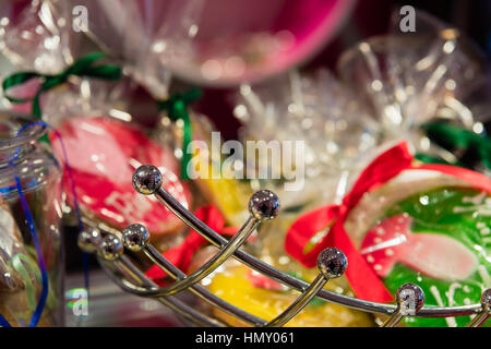 ESSEN, Deutschland - 25. Januar 2017: Schöne Farben im Süßwarenladen anziehen, Käufer und Besucher Stockfoto