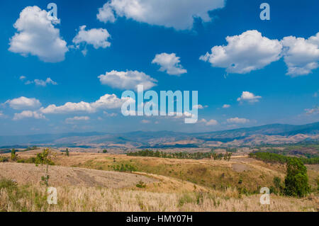 Schönen Sommerhimmel und Silhouetten der Berge am Horizont Stockfoto