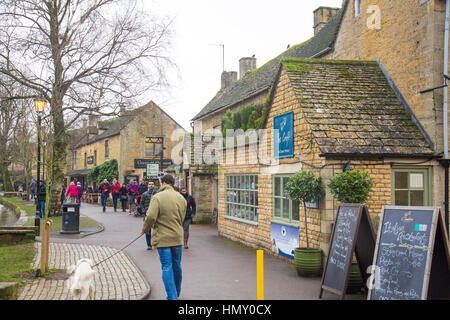 Bourton-on-the-Water Village in den englischen Cotswolds, Gloucestershire, England an einem Wintertag Stockfoto