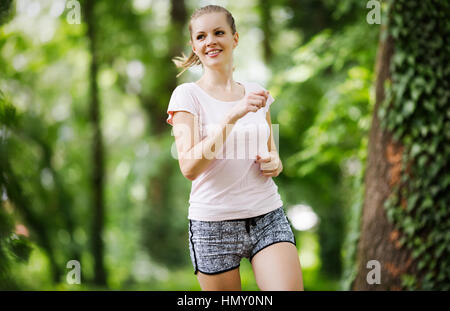 Schöne jogging Frau in der Natur bleiben Fit und Vital Stockfoto