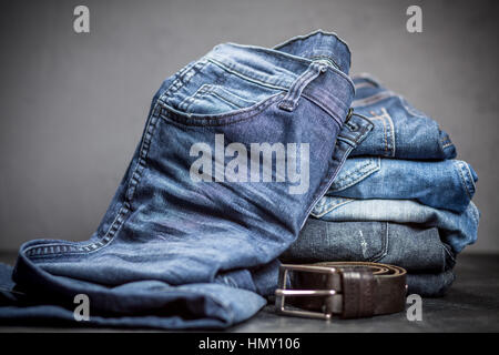 Haufen von jeans Stockfoto