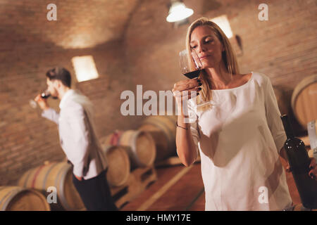 Wein Verkostung der Weine im Weingut Keller Liebespaar Stockfoto