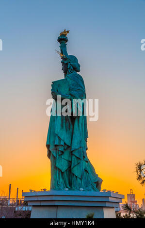 Freiheitsstatue nebeneinander stehen in der Nähe von Rainbow Bridge in Odaiba Stockfoto