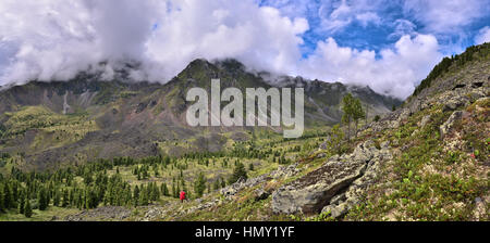 Panoramablick auf Bergtal von Piste. Sibirischen Wälder und alpine Tundra. Östlichen Sayan. Sibirien. Russland Stockfoto