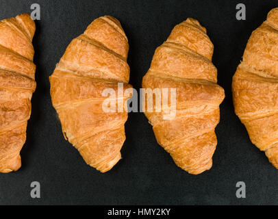 Frisch gebackene Auswahl von Golden Brown Französisches Frühstück Croissants Gebäck bereit zu essen, ohne Menschen wie ein Flach Zusammensetzung Stockfoto