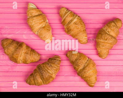 Frisch gebackene Auswahl von Golden Brown Französisches Frühstück Croissants Gebäck bereit zu essen, ohne Menschen wie ein Flach Zusammensetzung Stockfoto