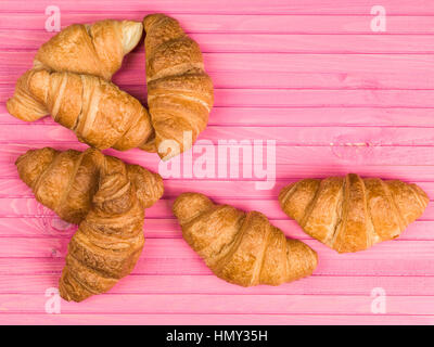 Frisch gebackene Auswahl von Golden Brown Französisches Frühstück Croissants Gebäck bereit zu essen, ohne Menschen wie ein Flach Zusammensetzung Stockfoto