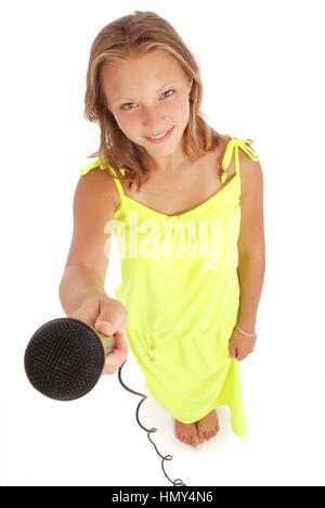 Schöne Teenager-Mädchen mit Mikrofon isoliert auf weißem Hintergrund