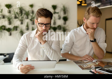 Geschäftige Menschen arbeiten in der Pause im café Stockfoto