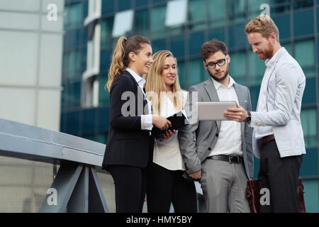 Erfolgreiche Usiness Menschen und Mitarbeiter außerhalb Stockfoto