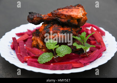 Arabische gegrilltes Hähnchen auch Al Faham oder Alfaham oder Tandoor beliebtes Rezept im Nahen Osten und in Kerala Indien genannt. Stockfoto