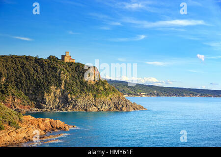 Cliff Felsen und Sonnenuntergang am Meer ausgehend. Quercianella, Toskana Riviera, Italien, Europa. Stockfoto