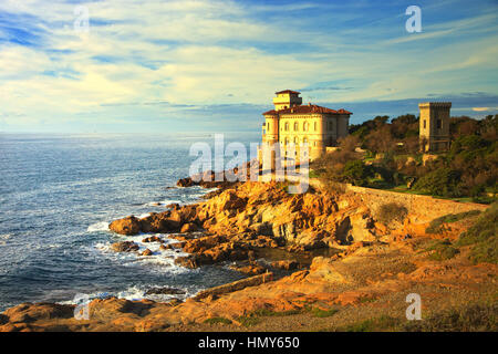 Boccale Burg Wahrzeichen auf Klippe Felsen und Meer auf warmen Sonnenuntergang. Toskana, Italien, Europa. Stockfoto
