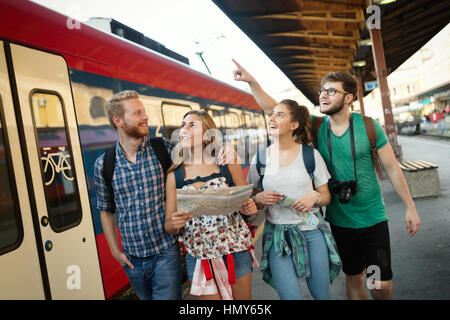 Gruppe von Touristen reisen mit dem Zug Stockfoto