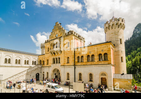 SCHWANGAU, Deutschland - 6. Juni 2016: Schloss Neuschwanstein ist ein 19.-Jahrhundert Romanesque Wiederbelebung Palast auf einem schroffen Hügel in Bayern, Deutschland. Stockfoto