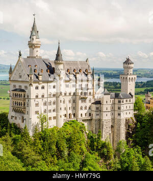 Schloss Neuschwanstein ist ein 19.-Jahrhundert Romanesque Wiederbelebung Palast auf einem schroffen Hügel in der Nähe von Füssen im südwestlichen Bayern, Deutschland. Stockfoto