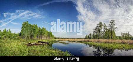 Holzboote in den kleinen Wald-Fluss. Genähte Panorama Stockfoto