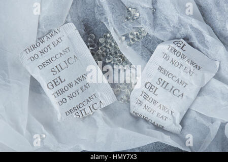 Silica-Gel Kugeln lag im Paket-Whitepaper Stockfoto