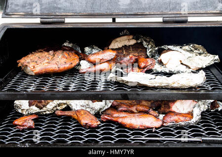 Zubereitung von Fleisch in den Ofen. Zubereitung von Fleisch in den Ofen. Zubereitung von Fleisch auf dem Grill. Zubereitung von Fleisch in Folie. Stockfoto