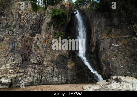 Steile Klippen und Wasserfall auf dem Wasserfall Bay Park in Hong Kong, China. Stockfoto