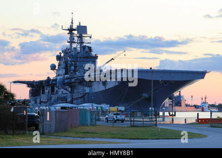 USS Iwo Jima (LHD-7) bei Sonnenuntergang im Schiff Becken bei NS Mayport Stockfoto