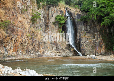 Bucht, Steilküste und einem Wasserfall auf dem Wasserfall Bay Park in Hong Kong, China. Stockfoto