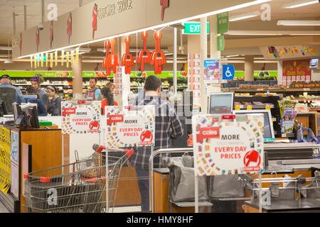 Australische Coles Supermarkt und Kunden an der Kasse Kassen, Sydney, Australien Stockfoto