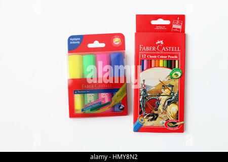 Faber Castell Textmarker und Farbe Bleistift setzen auf weißen Hintergrund isoliert Stockfoto