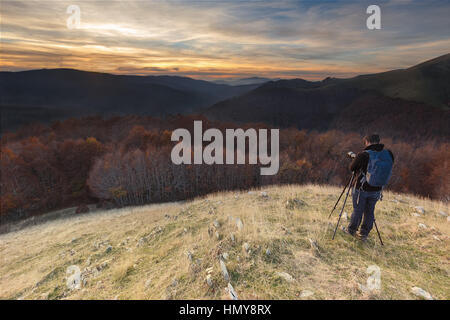 Fotograf über Irati Wald bei Sonnenuntergang. Wolken am Himmel und Wald bedeckt mit Herbst Farben Stockfoto