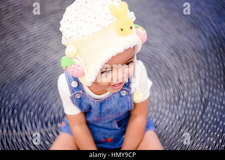 Kleine Mädchen Enjoyimg zu fotografieren. Stockfoto