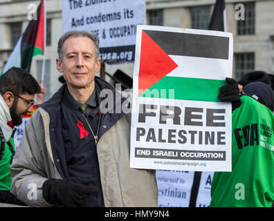 London, UK. 6. Februar 2017. Menschenrechtlerin Peter Tatchell hält ein freies Palästina Plakat vor Downing Street, den Besuch von Israel zu protestieren Stockfoto