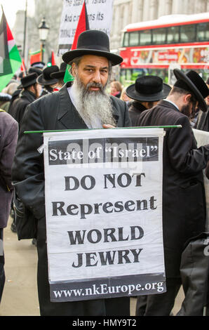 Juden gegen Israel halten eine anti-israelische Fahne gegen pro-israelische Demonstranten an der Downing Street während des Besuchs der israelische Premierminister Netanjahu Stockfoto