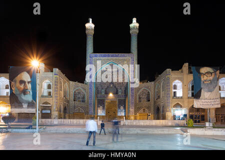 Isfahan, Iran - 13. Oktober 2015: einige Jungs Volleyballspielen vor Shah Moschee, auch bekannt als Imam-Moschee. (Langzeitbelichtung Foto) Stockfoto