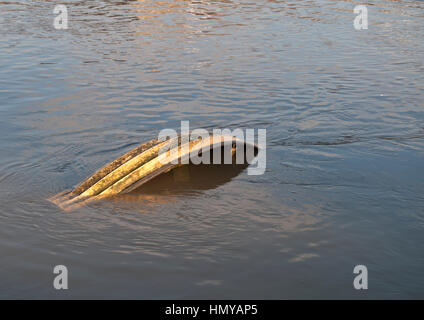 Versunkenes Ruderboot nach starkem Regen auf den Fluss tragen., Stockfoto