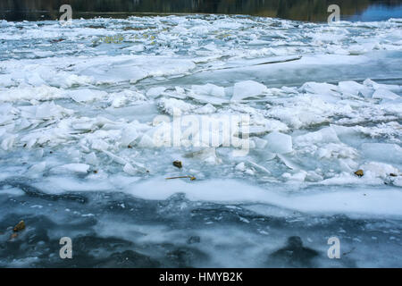 Eis schwimmt auf der Wasseroberfläche des Flusses an kalten Wintertag geknackt Stockfoto