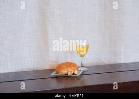 Gemeinschaft für die Braut und Bräutigam mit Wein und brechen des Brotes am Tag ihrer Hochzeit. Stockfoto