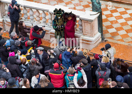 Menschen in Kostüm und Fotografen im Karneval. Stockfoto