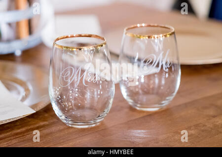 Herr und Frau Hochzeit Wein Gläser zu einem eleganten indoor Empfang. Stockfoto