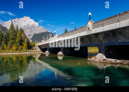 Bow River als es durchläuft Banff Nationalpark, Alberta, Kanada. Mit der 1921 entworfen Thomas Mawson Brücke mit First Nations Reliefs. Stockfoto