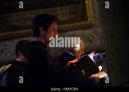 Jerusalem, Israel - 25. Juli 2014: Franziskaner Mönche in der Kirche des heiligen Grabes während Ihrer täglichen Präzession. Stockfoto