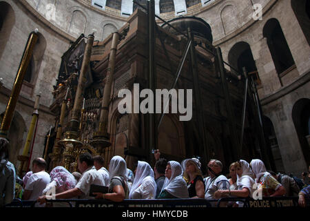 Jerusalem, Israel - 30. Mai 2014: pilger Menschenmenge vor dem Eingang aedicula, geglaubt das Grab von Christus zu sein. Aedicula ist eingekreist Stockfoto