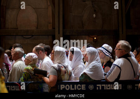 Jerusalem, Israel - 30. Mai 2014: pilger Menschenmenge vor dem Eingang aedicula, geglaubt das Grab von Christus zu sein. Aedicula ist eingekreist Stockfoto