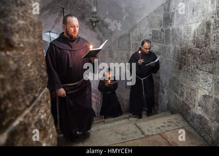 Jerusalem, Israel - 26. November 2013: Franziskaner-Mönchen in Kirche des Heiligen Grabes während ihrer täglichen Präzession. Stockfoto