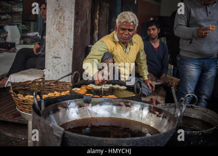 Indischen Mann, frittierte Gebäck, Agra Stockfoto