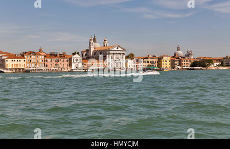 Blick auf die Lagune von Venedig mit der Kirche Santa Maria del Rosario dei Gesuati allgemein bekannt als Il Gesuati, Italien. Stockfoto