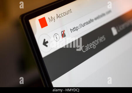 Browser-Warnung für eine unverschlüsselte Verbindung während einer Website auf einem Laptop angemeldet. Geringe Schärfentiefe. Stockfoto