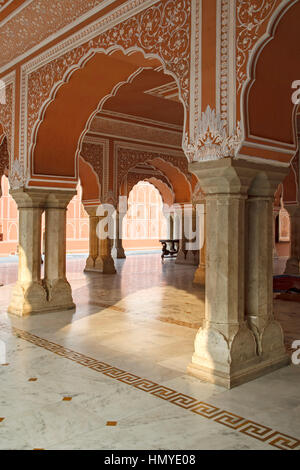 Säulen und Bögen, Diwan-ich-Khas (eine Privataudienz Hall), Stadtschloss, Jaipur, Rajasthan, Indien Stockfoto