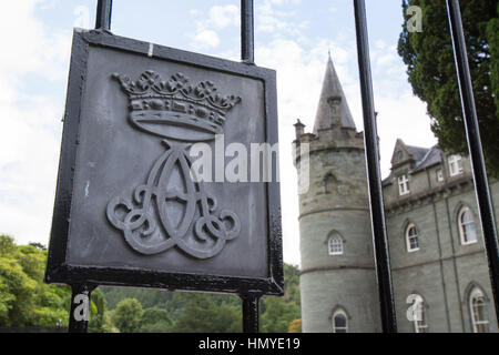Das Monogramm des 8. Duke of Argyll vor den Toren von Inveraray Castle, Scotland, UK Stockfoto