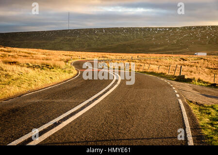 Lange und kurvenreiche Straße durch Pennines im Norden Englands. Stockfoto